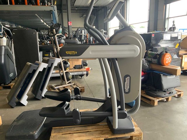 Technogym excite vario 500 led crosstrainer - afbeelding 1 van  8