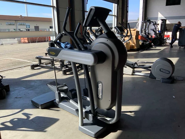 Technogym excite vario 700 led crosstrainer - afbeelding 1 van  6
