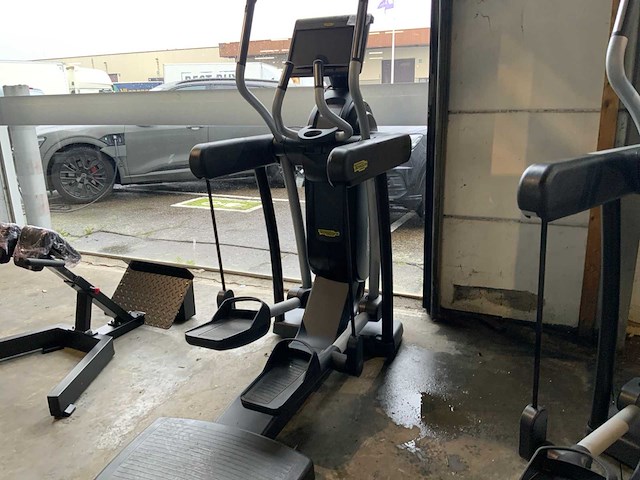 Technogym excite vario unity 3 live crosstrainer - afbeelding 3 van  5