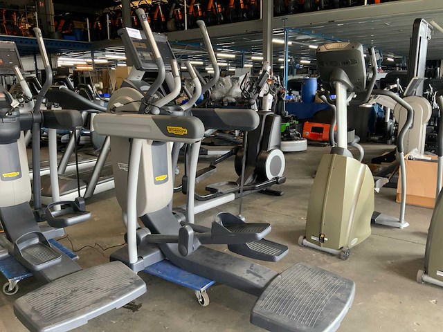 Technogym excite+ vario unity 3 live crosstrainer - afbeelding 1 van  5