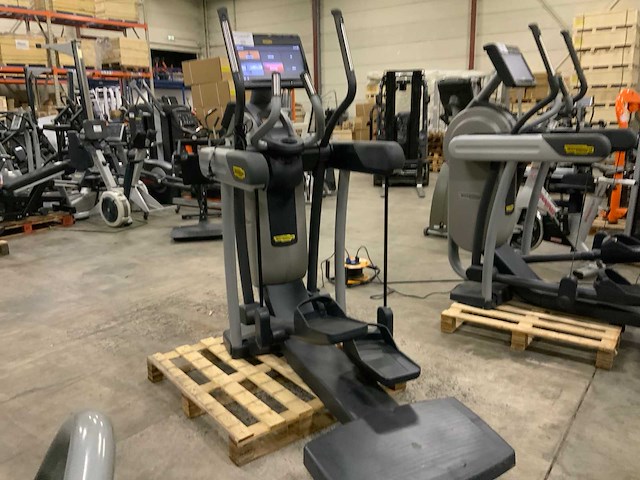 Technogym excite vario unity 3 live crosstrainer - afbeelding 2 van  5