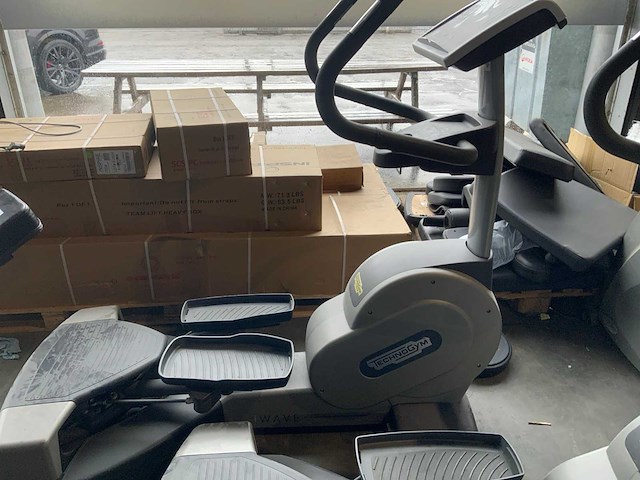 Technogym excite wave 700 led crosstrainer - afbeelding 1 van  5