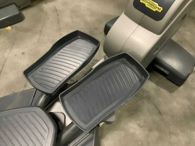 Technogym excite wave 700ie tv crosstrainer - afbeelding 3 van  3