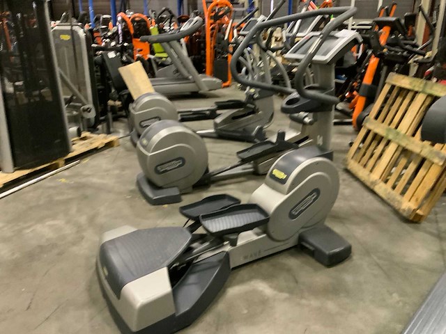 Technogym excite wave 700ie tv crosstrainer - afbeelding 1 van  5