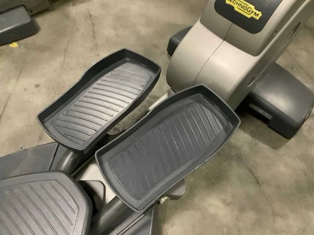 Technogym excite wave 700ie tv crosstrainer - afbeelding 3 van  5
