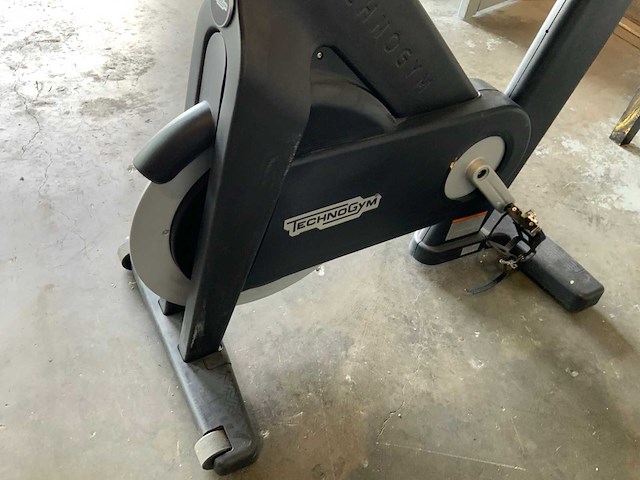 Technogym interactive uprightbike spinningbike - afbeelding 7 van  8