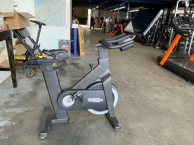 Technogym interactive uprightbike spinningbike - afbeelding 1 van  5