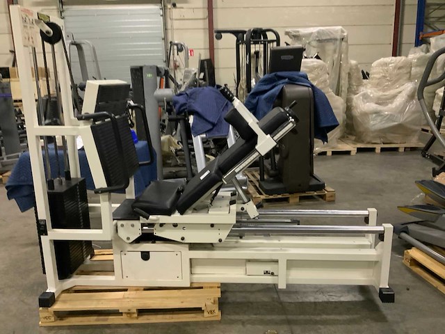 Technogym isotonic legpress krachtstation - afbeelding 1 van  6