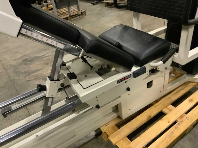 Technogym isotonic legpress krachtstation - afbeelding 6 van  6