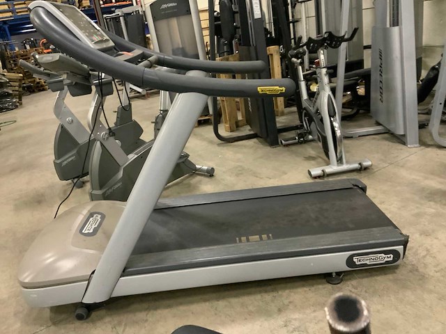 Technogym jog now 500 led loopband - afbeelding 1 van  5