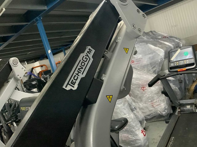 Technogym pure incline chestpress krachtstation - afbeelding 3 van  6