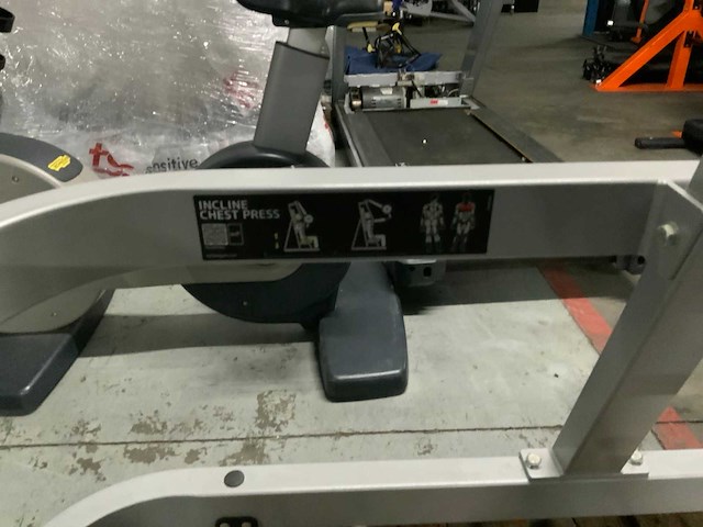 Technogym pure incline chestpress krachtstation - afbeelding 5 van  6