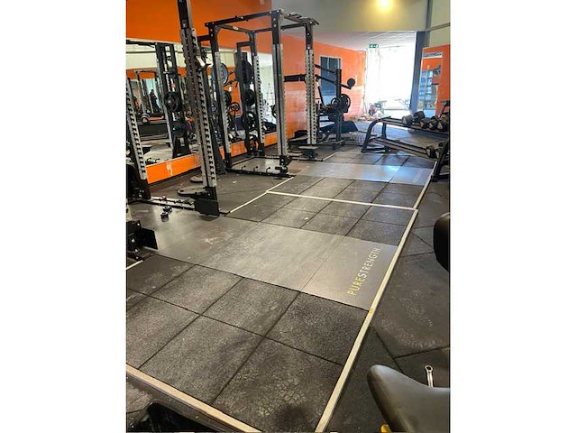 Technogym pure squat kooi met vloer krachtstation - afbeelding 1 van  8
