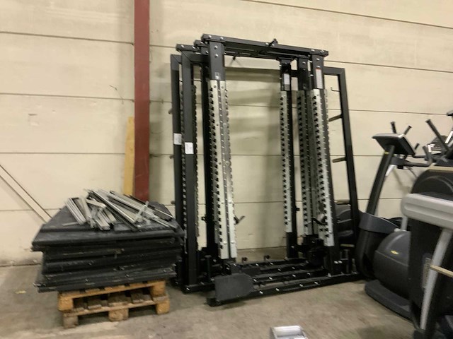 Technogym pure squat kooi met vloer krachtstation - afbeelding 4 van  8