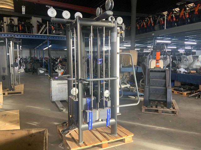 Technogym selection line cable toren krachtstation - afbeelding 2 van  8