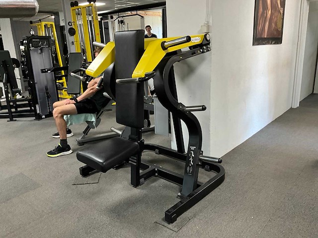 Technogym shoulder press fitness gym machine - afbeelding 1 van  8
