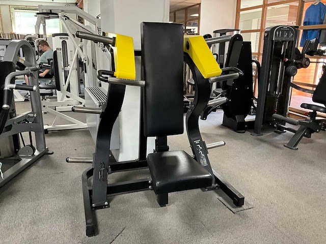 Technogym shoulder press fitness gym machine - afbeelding 2 van  8