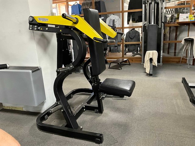 Technogym shoulder press fitness gym machine - afbeelding 4 van  8