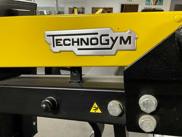 Technogym shoulder press fitness gym machine - afbeelding 7 van  8