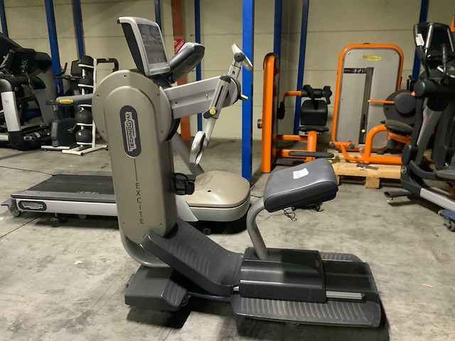 Technogym top excite 700 led crosstrainer - afbeelding 2 van  5