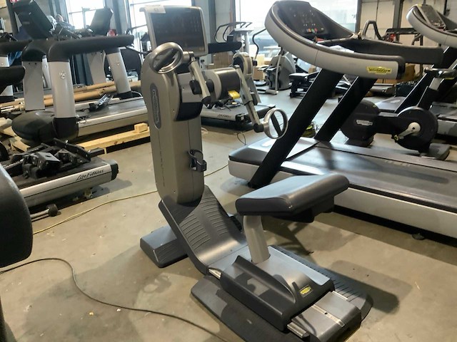 Technogym top excite 700 led crosstrainer - afbeelding 1 van  6