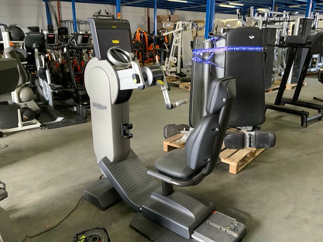 Technogym top excite unity 3 live crosstrainer - afbeelding 1 van  6
