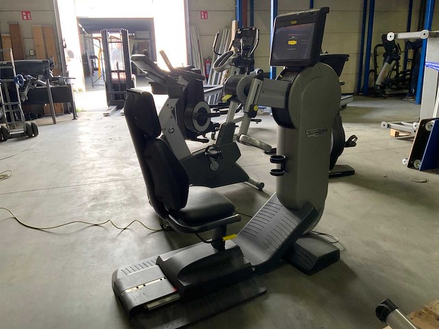 Technogym top excite unity 3 live crosstrainer - afbeelding 2 van  6