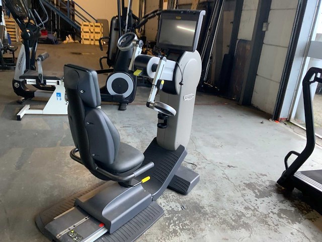 Technogym top excite unity 3 live crosstrainer - afbeelding 1 van  6