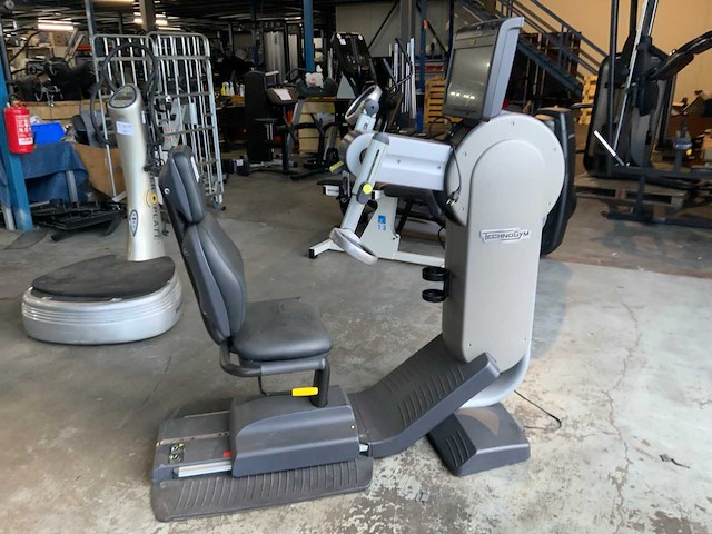 Technogym top excite unity 3 live crosstrainer - afbeelding 2 van  6