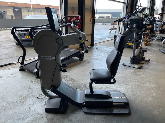 Technogym top excite unity 3 live crosstrainer - afbeelding 3 van  6