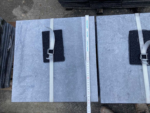 Tegel belgische blauwe steen gezaagd 63 stuks 40/40/3cm - afbeelding 2 van  2