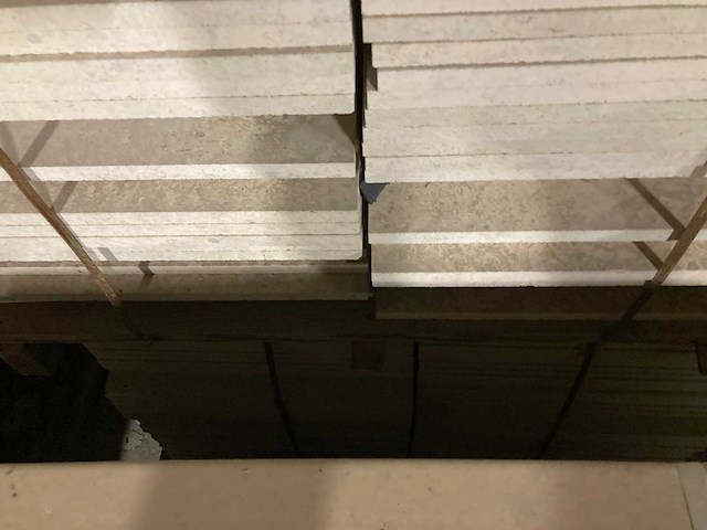 Tegels bourgondische witsteen banen vrije lengte 57m² - afbeelding 2 van  5