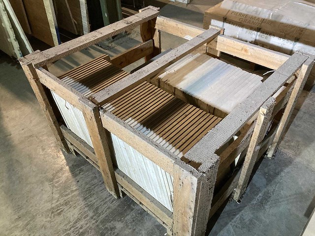 Tegels bourgondische witsteen massangis 40/40/2cm 12,80m² - afbeelding 1 van  3