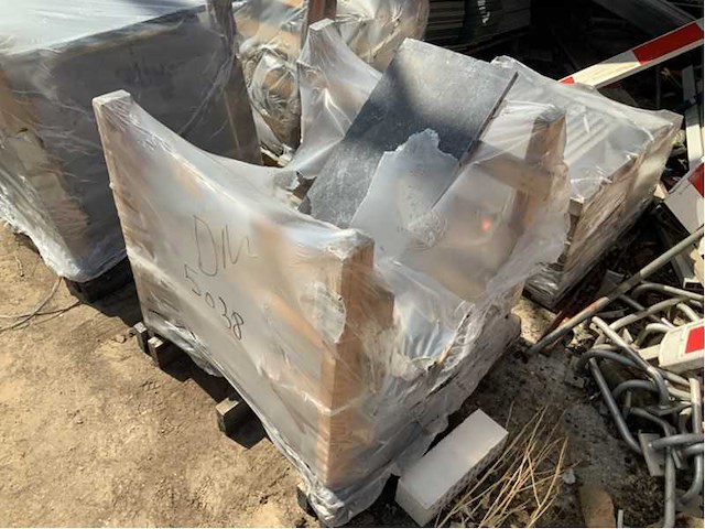 Tegels ca. 2,7 m² - afbeelding 1 van  5