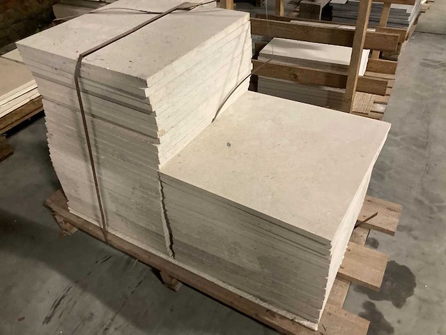 Tegels massangis 50/50/2cm en 49/49/2cm - afbeelding 1 van  9