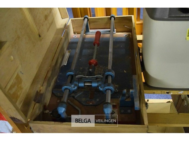 Tegelsnijder in kist - afbeelding 1 van  3