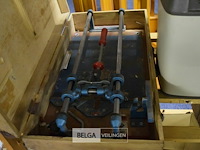 Tegelsnijder in kist - afbeelding 1 van  3