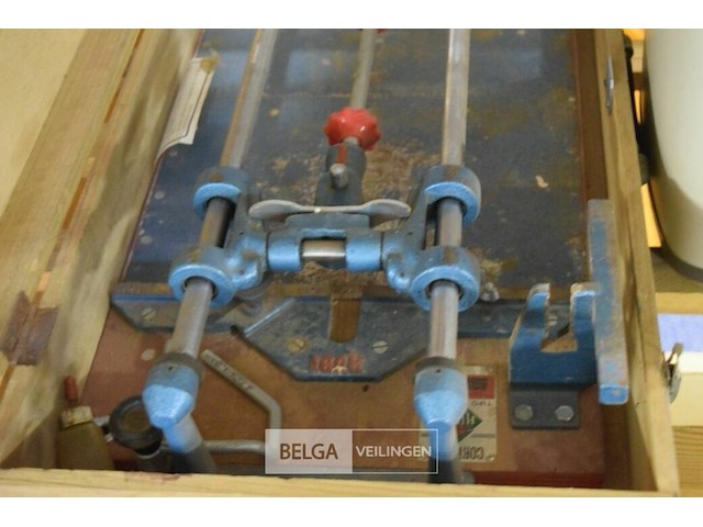Tegelsnijder in kist - afbeelding 2 van  3