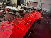 Tekst victory logo rood decoratie neon verlichting - afbeelding 1 van  3