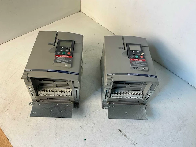 Telemecanique altivar58 atv58pu29n4 frequentieregelaar (2x) - afbeelding 1 van  7