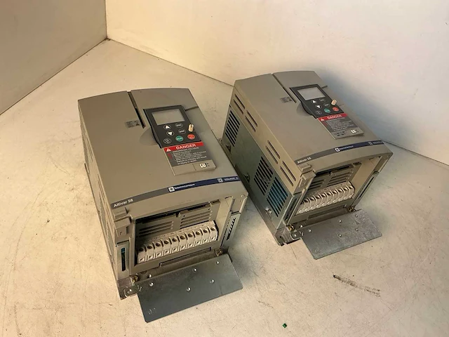 Telemecanique altivar58 atv58pu29n4 frequentieregelaar (2x) - afbeelding 3 van  7
