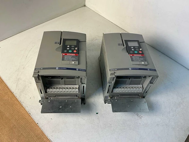Telemecanique altivar58 atv58pu29n4 frequentieregelaar (2x) - afbeelding 1 van  6