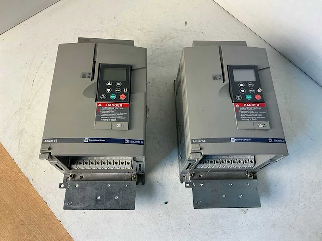 Telemecanique altivar58 atv58pu29n4 frequentieregelaar (2x) - afbeelding 2 van  6