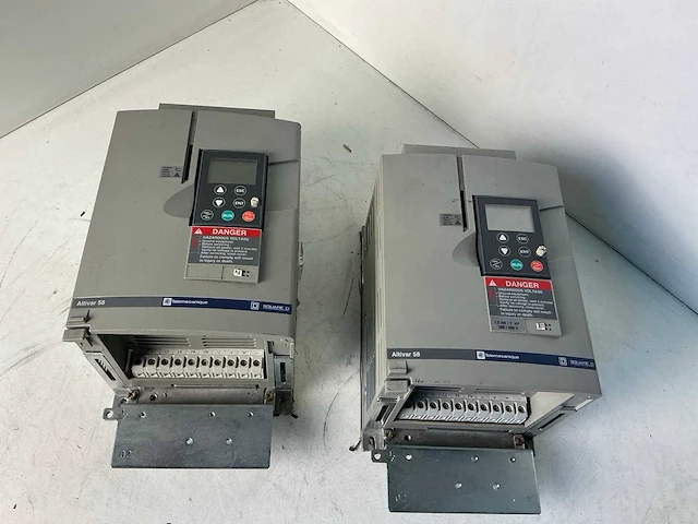 Telemecanique altivar58 atv58pu29n4 frequentieregelaar (2x) - afbeelding 2 van  7