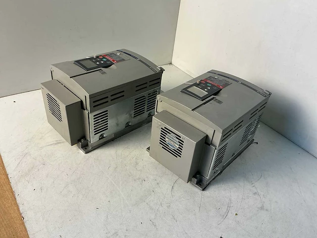 Telemecanique altivar58 atv58pu29n4 frequentieregelaar (2x) - afbeelding 4 van  7