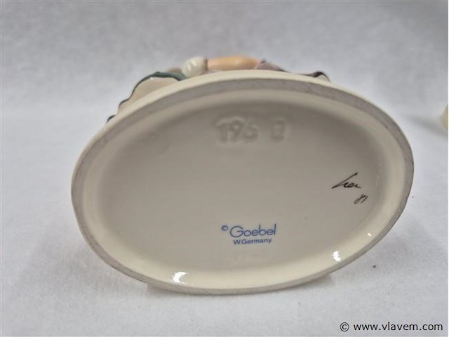 Telling her secret - afbeelding 3 van  3