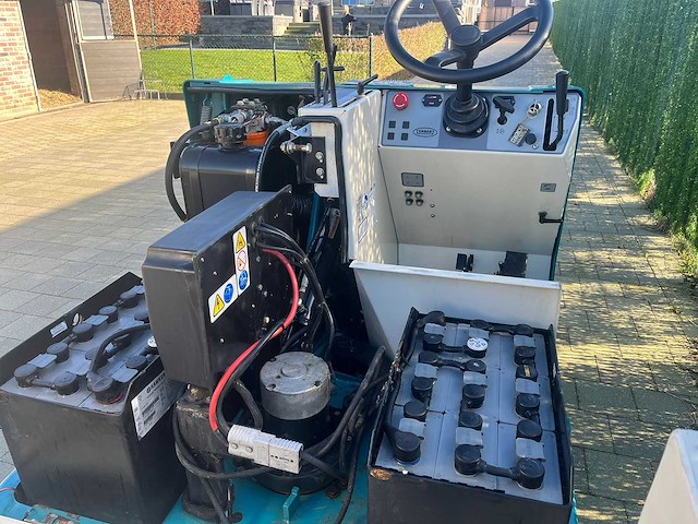 Tennant 2008 - 6400 zelfrijdende veegmachine - afbeelding 2 van  5