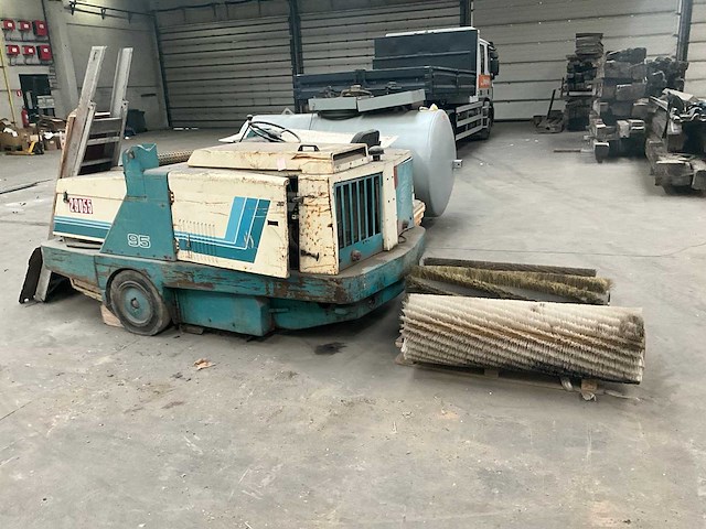 Tennant 95 sweeper borstelmachine - afbeelding 1 van  16