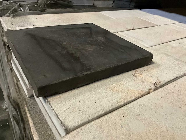Terracotta black natuursteen tuintegel - afbeelding 2 van  3
