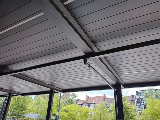 Terrasoverkapping bestaande uit 3 delen met 1 glazen wand (5 vensters) (25) - afbeelding 1 van  6